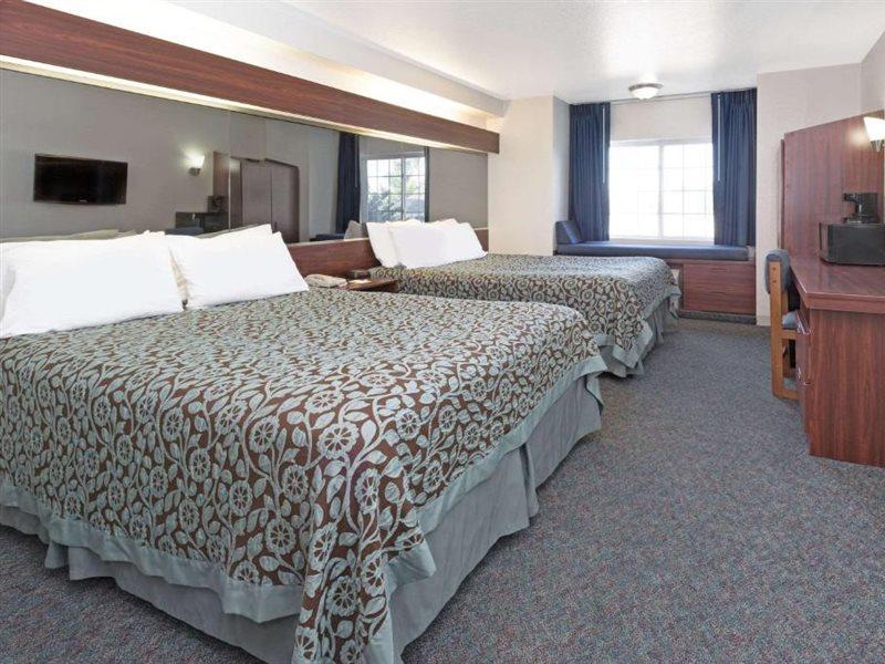 Days Inn & Suites By Wyndham Грили Экстерьер фото