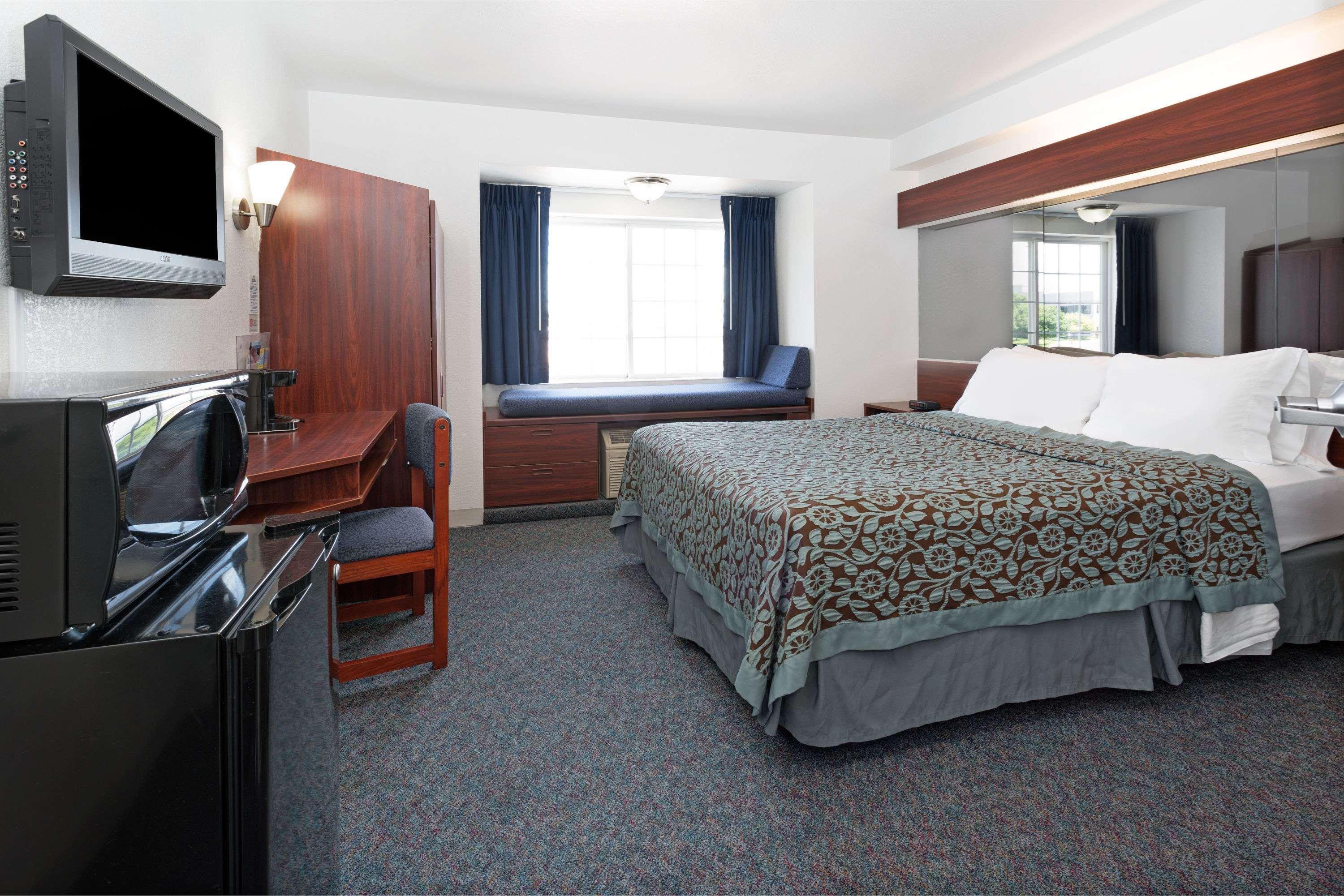 Days Inn & Suites By Wyndham Грили Экстерьер фото