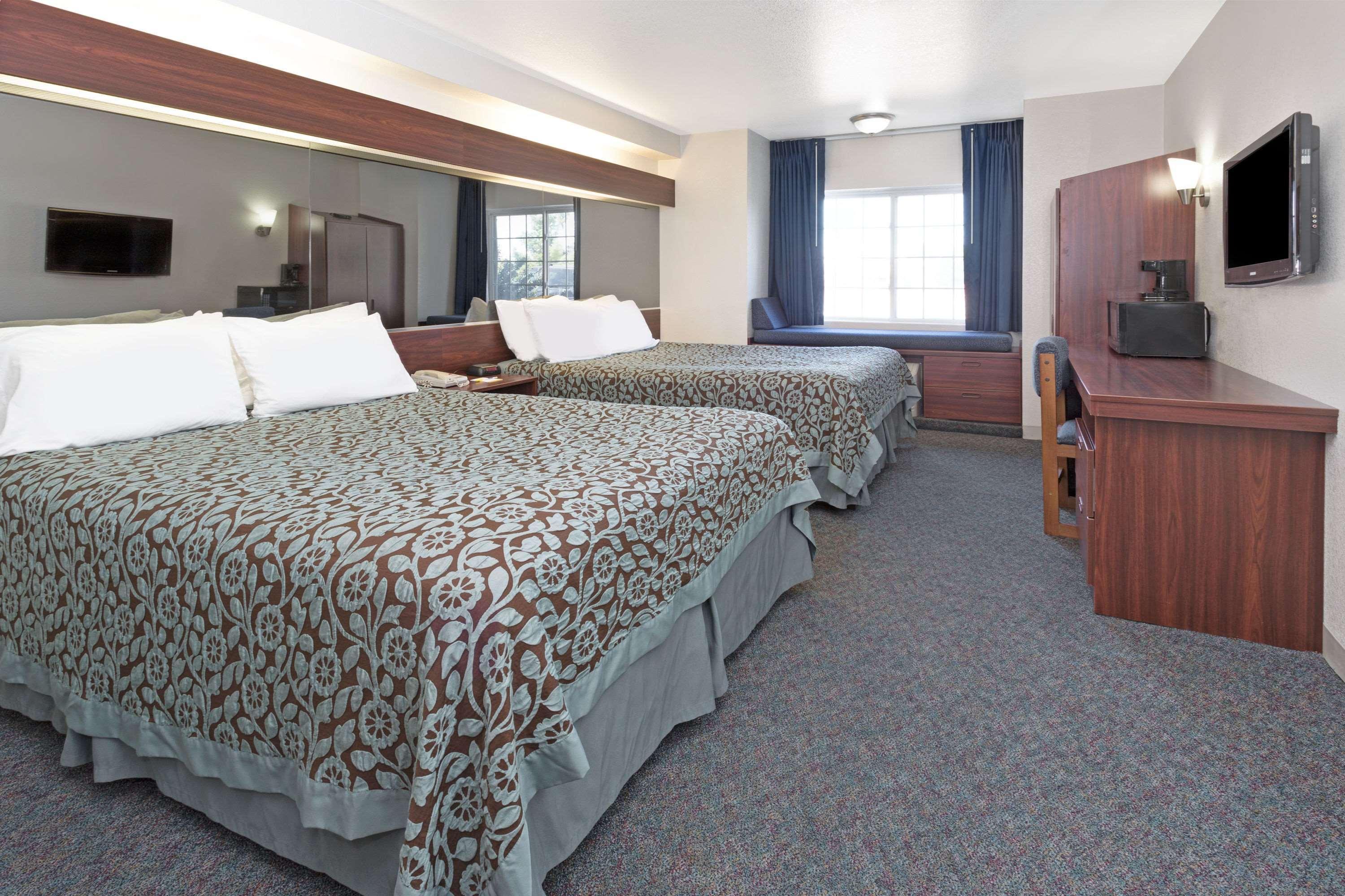 Days Inn & Suites By Wyndham Грили Экстерьер фото
