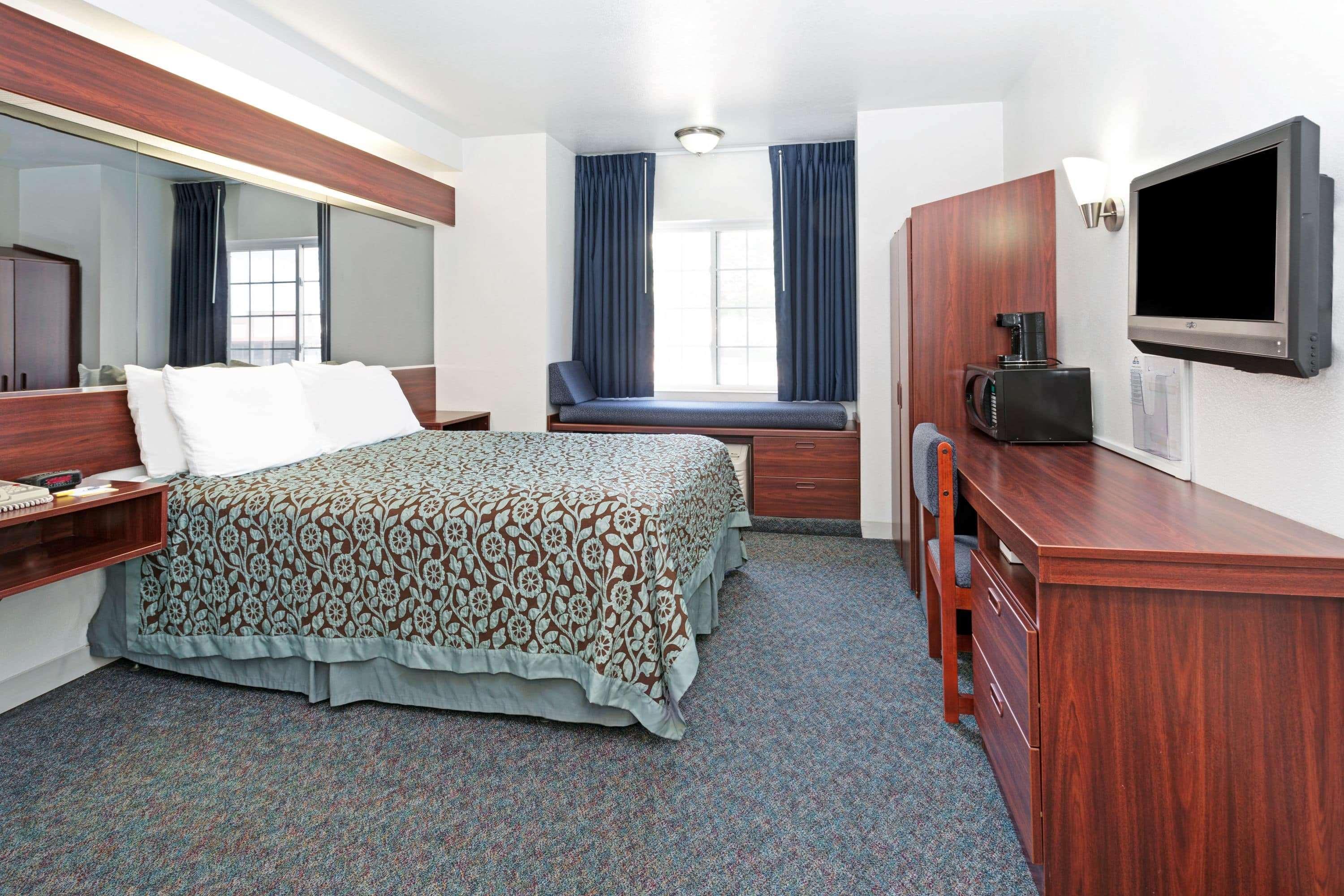 Days Inn & Suites By Wyndham Грили Экстерьер фото