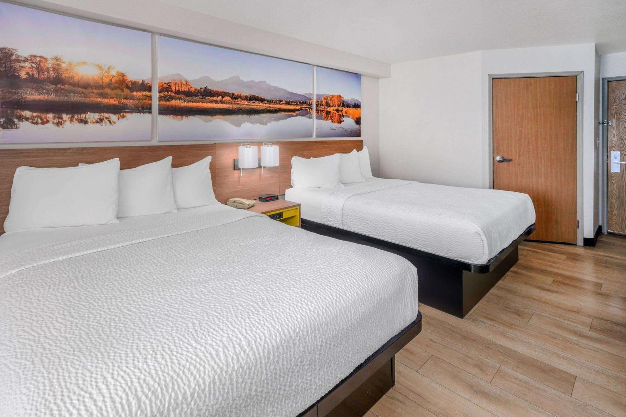 Days Inn & Suites By Wyndham Грили Экстерьер фото