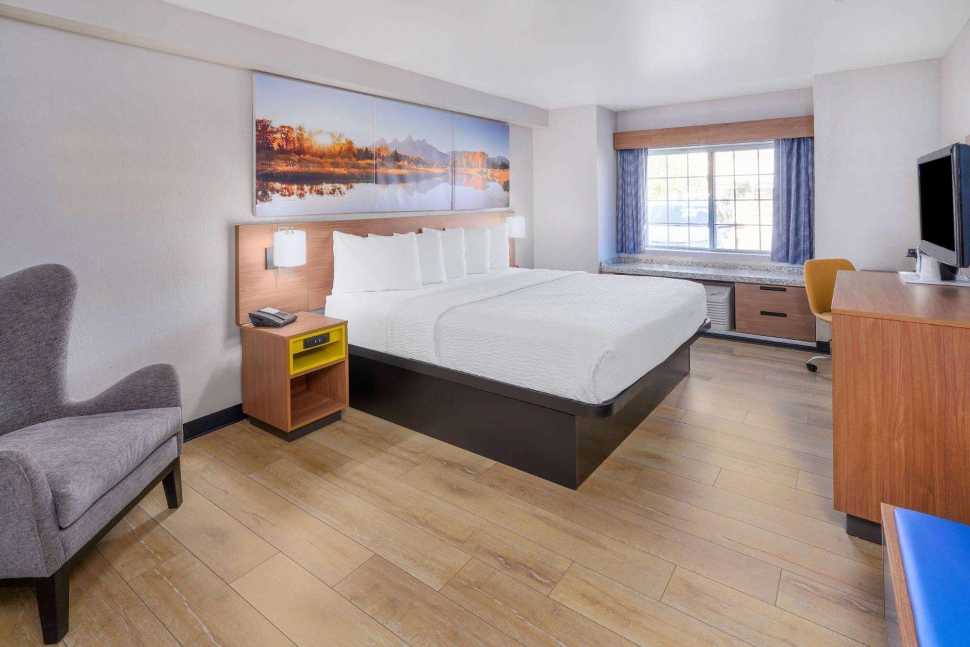Days Inn & Suites By Wyndham Грили Экстерьер фото