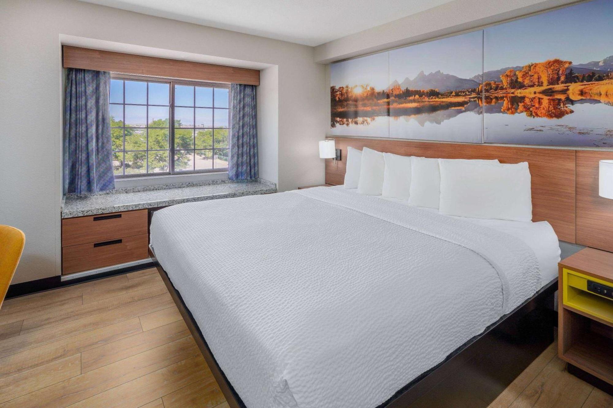 Days Inn & Suites By Wyndham Грили Экстерьер фото