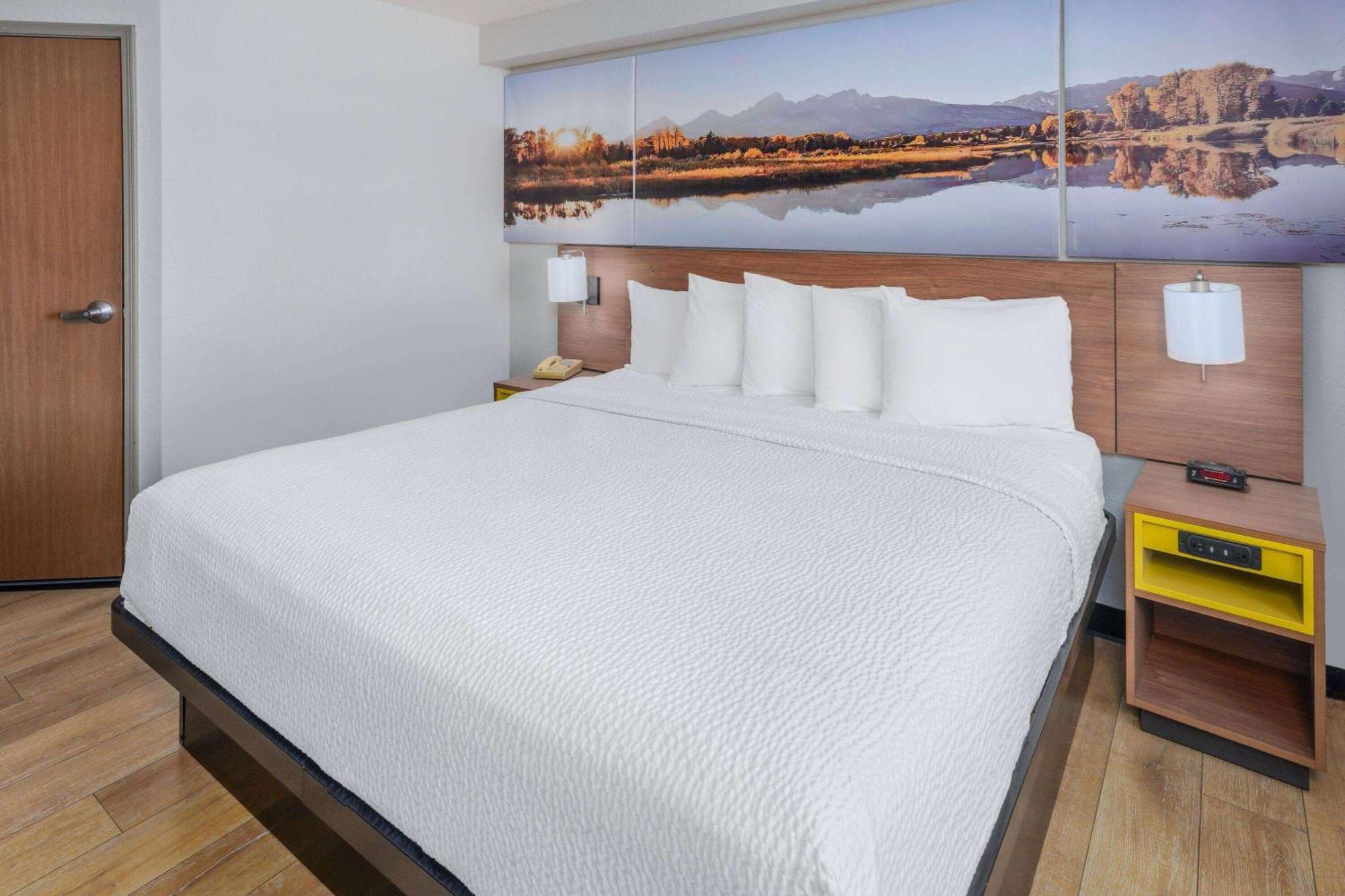 Days Inn & Suites By Wyndham Грили Экстерьер фото