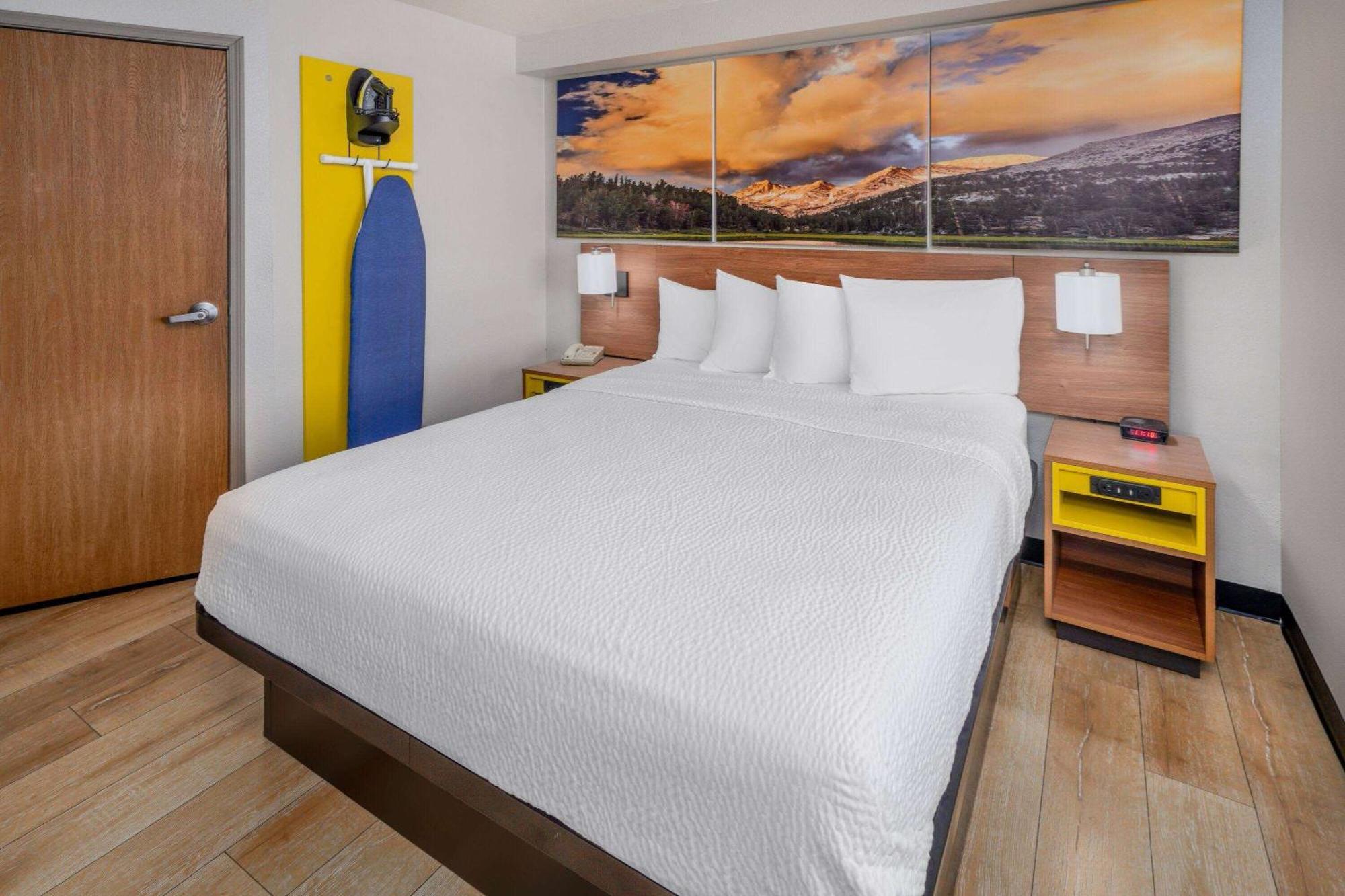Days Inn & Suites By Wyndham Грили Экстерьер фото