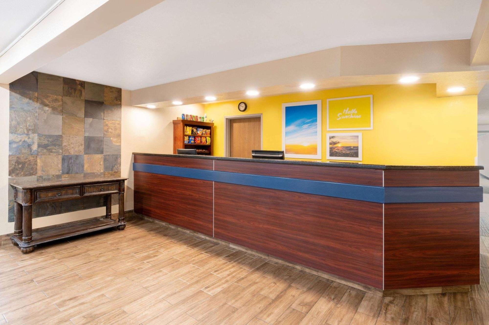 Days Inn & Suites By Wyndham Грили Экстерьер фото