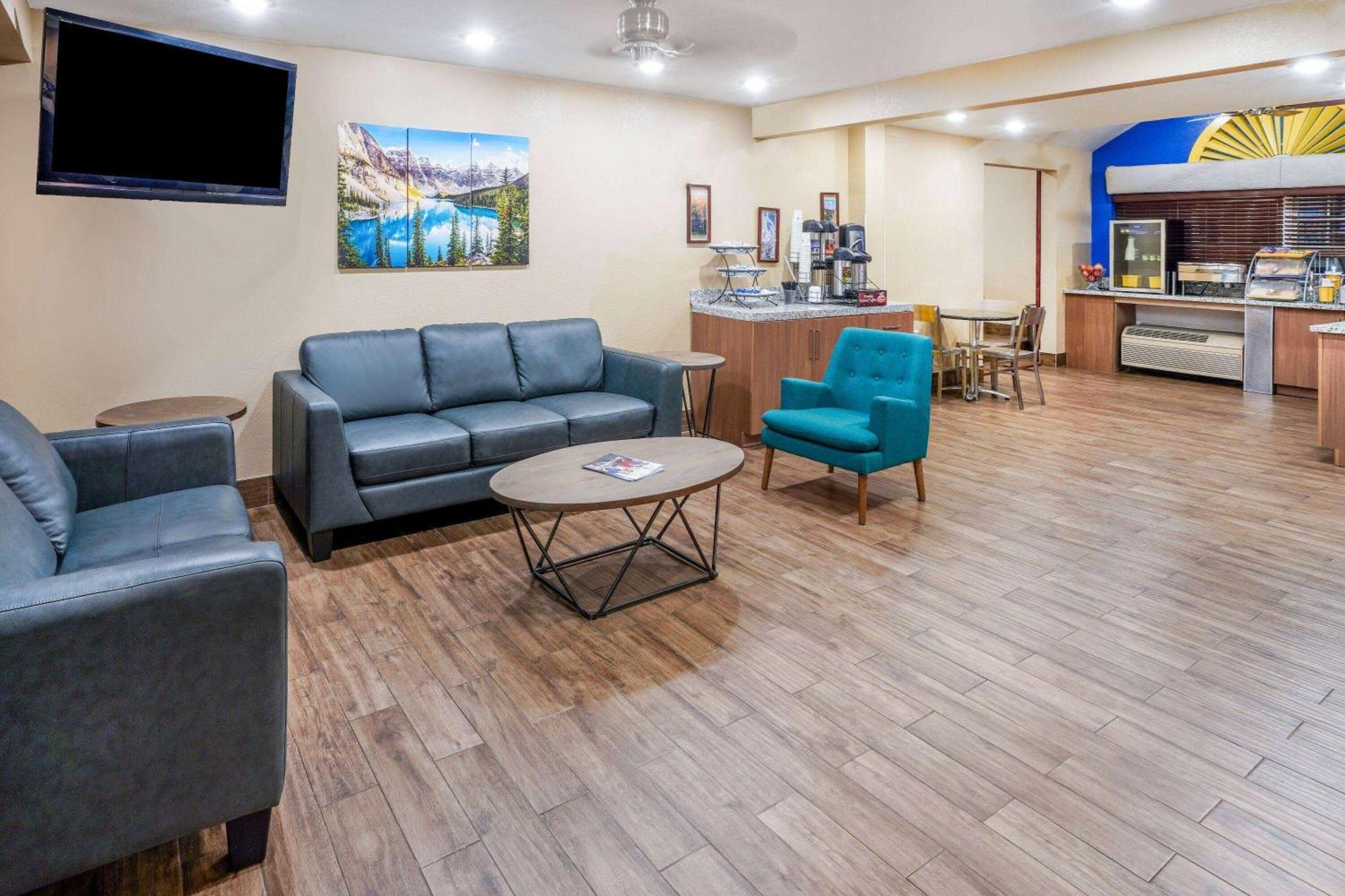 Days Inn & Suites By Wyndham Грили Экстерьер фото